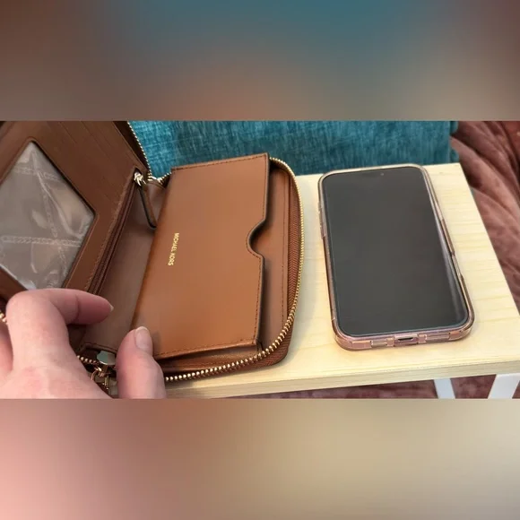 Michael Kors Jet Set Signature Logo Smartphone Wristlet Wallet - Picture 13 of 13